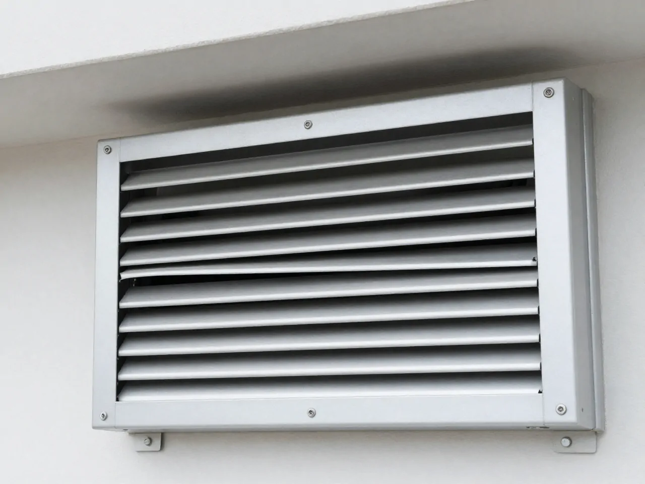 Low-voltage DC motorised louvre system with polarity reversal for opening and closing.