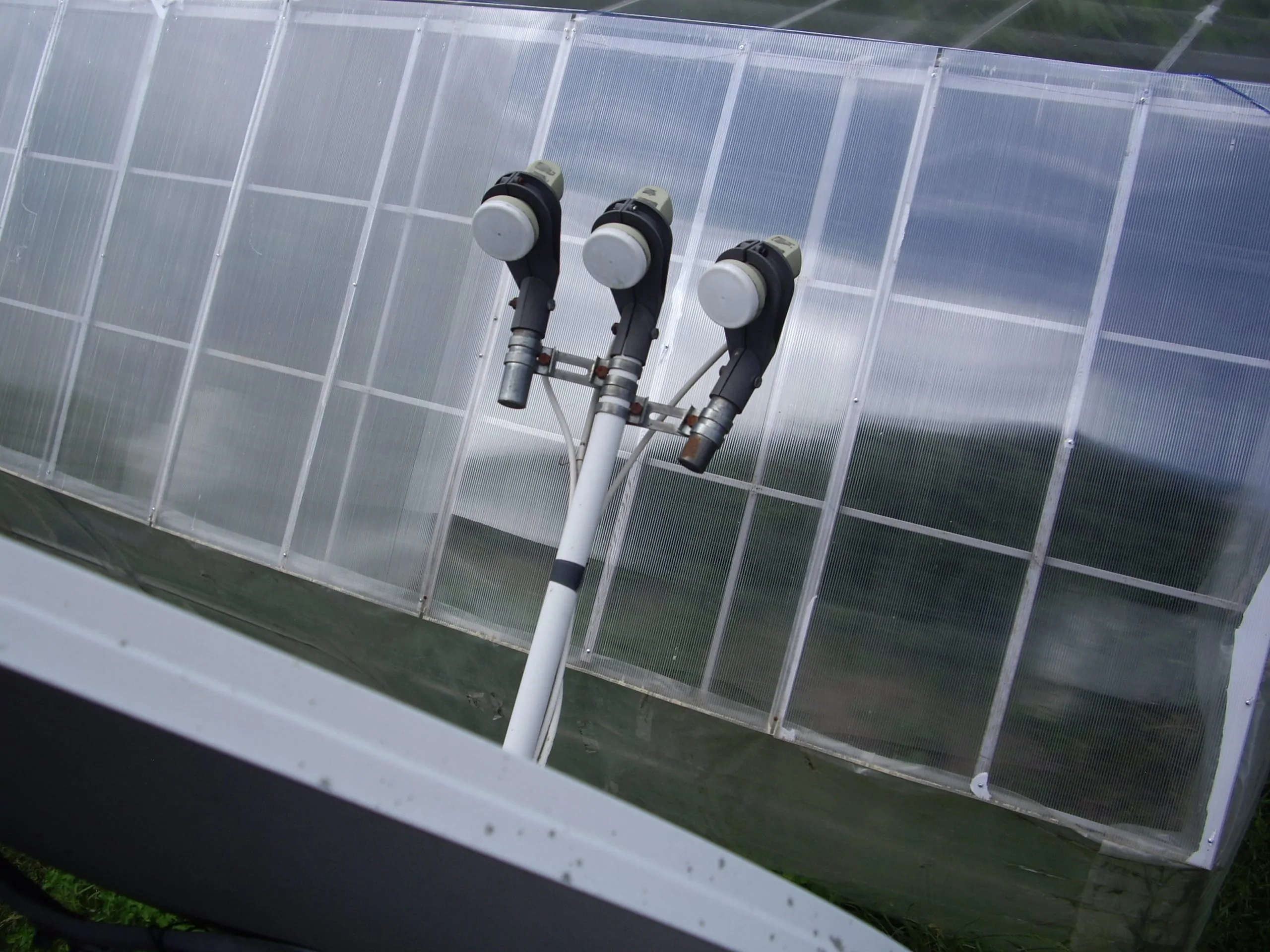 Open-loop daylight harvesting system using external daylight sensors